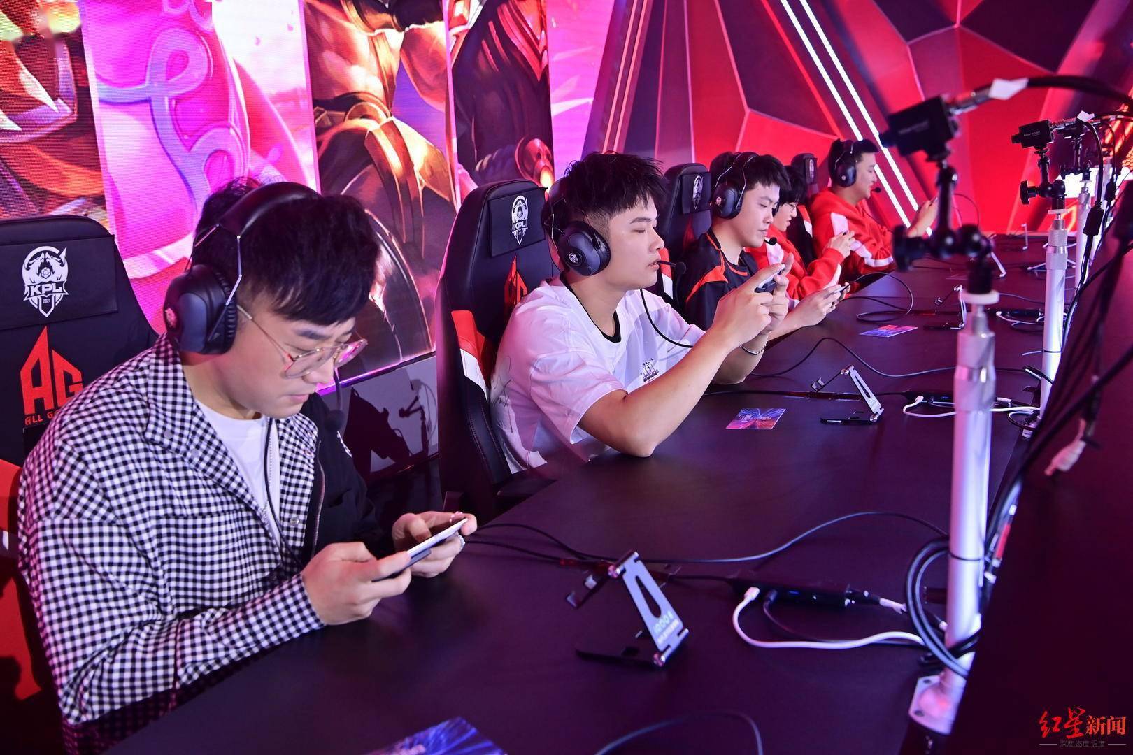 包含BLG绝杀LGD，JackeyLove关键团战开团秒人焦点之战成都决赛之夜，留下经典瞬间的词条