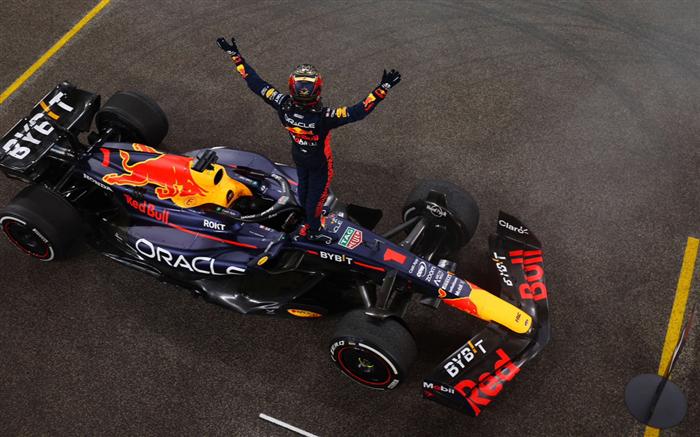 包含阿斯顿马丁横扫威廉姆斯，维斯塔潘高光表现的词条